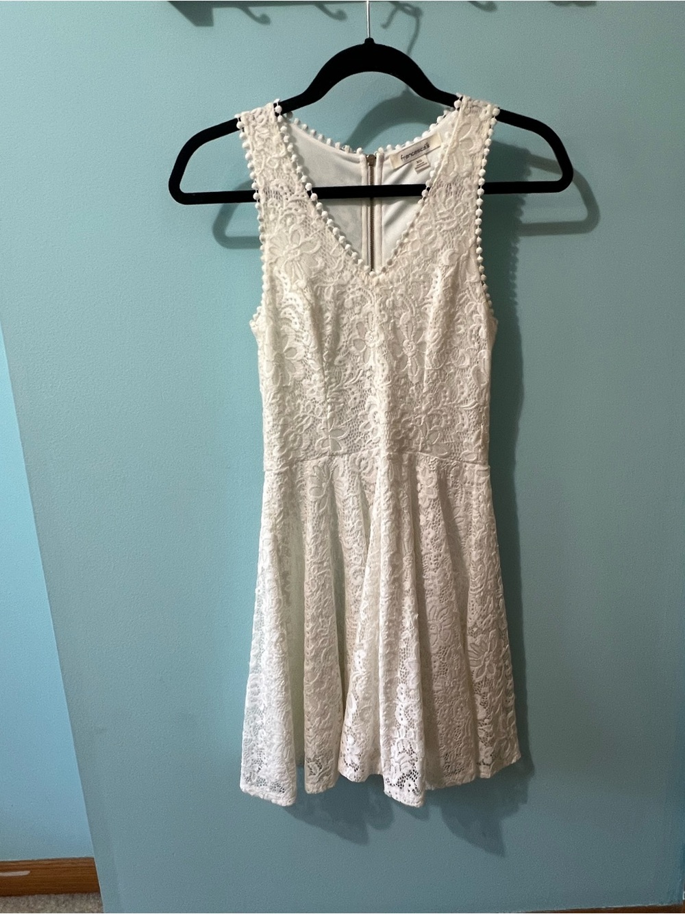 Francesca's Collections White Lace V-Neck Sleeveless Mini Dress